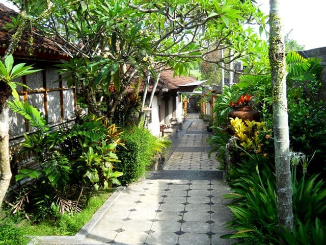 Taman Tropis Alami & Jalan Setapak Villa