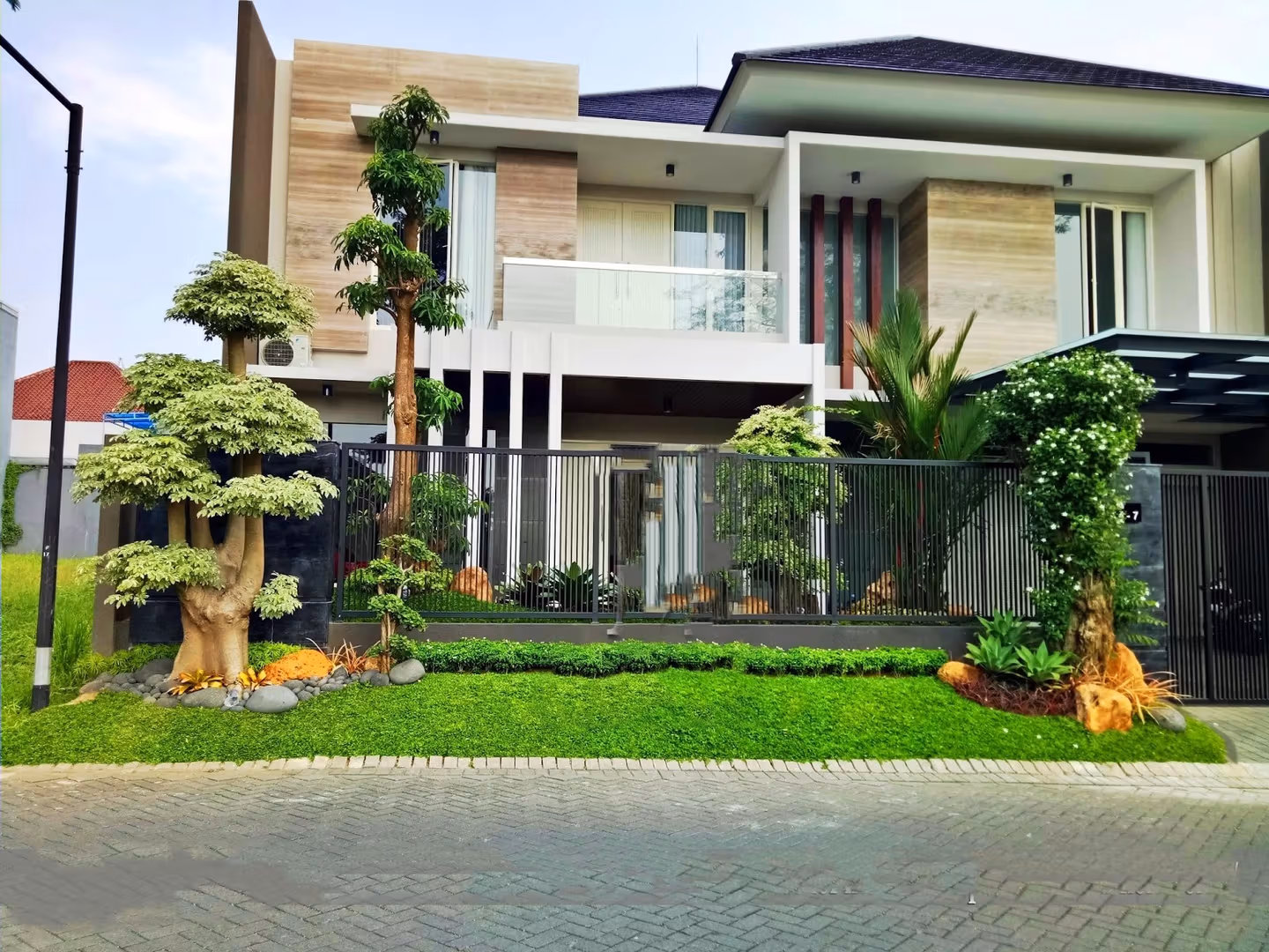 Taman Minimalis Modern & Rumput Hijau Rapat